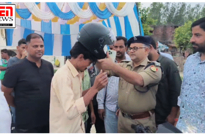 पुलिस अधीक्षक यातायात आजमगढ़ की तरफ से हेलमेट वितरित किया गया