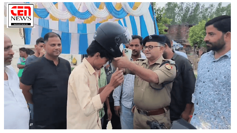 पुलिस अधीक्षक यातायात आजमगढ़ की तरफ से हेलमेट वितरित किया गया