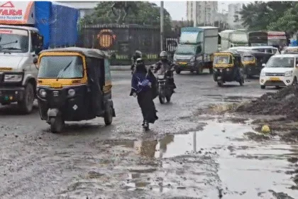 कल्याण डोंबिवली महानगरपालिका चे हद्दीत असलेले सर्व रोडवर खड्ड्याचा साम्राज नागरिकांच्या हाल