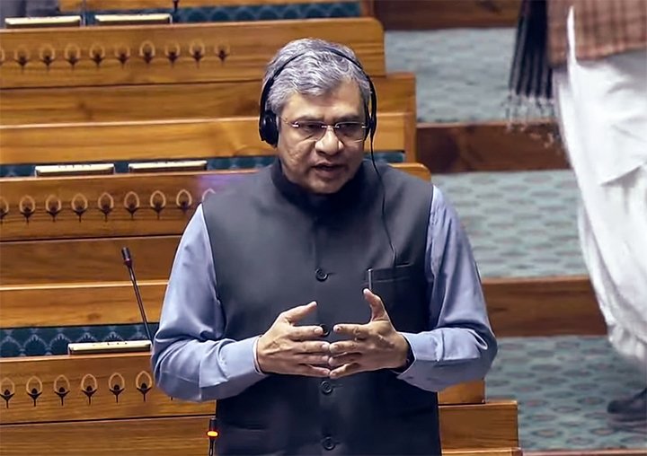 मुंबई-अहमदाबाद बुलेट ट्रेन परियोजना पर तेजी से हो रहा काम : अश्विनी वैष्णव