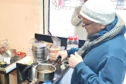 उत्तराखंड के मुख्यमंत्री ने भराड़ीसैंण में चाय बनाकर लोगों को पिलाई, विकास योजनाओं पर लिया फीडबैक