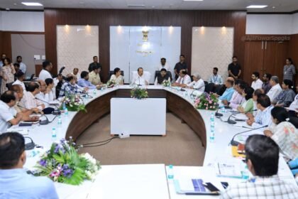 वर्धा जिल्हा हा राष्ट्रपिता महात्मा गांधी व आचार्य विनोबा भावे यांच्या वास्तव्याने पावन झालेला जिल्हा आहे.