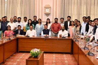 सामाजिक न्याय व विशेष सहाय्य विभागात महाराष्ट्र लोकसेवा आयोगाकडून समाज कल्याण अधिकारी (गट-ब) पदावर निवड झालेल्या २२ अधिकाऱ्यांना मुख्यमंत्री देवेंद्र फडणवीस यांच्या हस्ते सह्याद्री अतिथीगृह येथे नियुक्तीपत्र प्रदान करण्यात आले. या कार्यक्रमास सामाजिक न्याय मंत्री संजय शिरसाट उपस्थित होते.