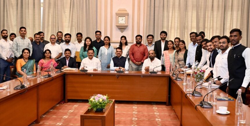 सामाजिक न्याय व विशेष सहाय्य विभागात महाराष्ट्र लोकसेवा आयोगाकडून समाज कल्याण अधिकारी (गट-ब) पदावर निवड झालेल्या २२ अधिकाऱ्यांना मुख्यमंत्री देवेंद्र फडणवीस यांच्या हस्ते सह्याद्री अतिथीगृह येथे नियुक्तीपत्र प्रदान करण्यात आले. या कार्यक्रमास सामाजिक न्याय मंत्री संजय शिरसाट उपस्थित होते.