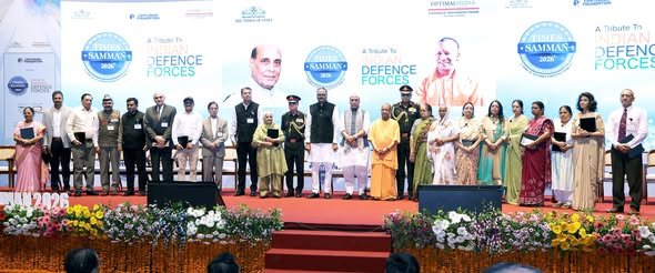 माननीय रक्षा मंत्री श्री Rajnath Singh जी के साथ आज लखनऊ में आयोजित 'टाइम्स सम्मान-2026' समारोह में सम्मिलित हुआ।