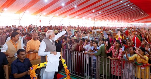 'नए भारत' के निर्माता, विश्व के सबसे लोकप्रिय जननायक आदरणीय प्रधानमंत्री श्री Narendra Modi जी ने आज बाबा विश्वनाथ की पावन नगरी वाराणसी में आयोजित महिला सम्मेलन में मातृशक्ति का अभिनंदन किया।