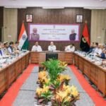 सीमावर्ती जिलों के लिए बनेगा 360° सुरक्षा ग्रिड, अमित शाह ने दिए निर्देश सीमावर्ती जिलों के लिए बनेगा 360° सुरक्षा ग्रिड, अमित शाह ने दिए निर्देश केन्द्रीय गृह एवं सहकारिता मंत्री अमित शाह ने राजस्थान के बीकानेर में सुरक्षा समीक्षा बैठक की अध्यक्षता की। बैठक में भारत-पाकिस्तान सीमा से सटे जिलों से जुड़े सुरक्षा संबंधी मुद्दों की विस्तृत समीक्षा की गई। इसमें राजस्थान के मुख्यमंत्री, राज्य सरकार के वरिष्ठ अधिकारियों तथा बीकानेर, जैसलमेर, बाड़मेर, श्रीगंगानगर और फलोदी के जिला मजिस्ट्रेट एवं पुलिस अधीक्षकों ने भाग लिया। बैठक में राज्य सरकार के साथ बेहतर समन्वय स्थापित करते हुए सीमा प्रबंधन को अधिक सशक्त और व्यापक बनाने पर जोर दिया गया। सीमावर्ती जिलों के लिए बनेगा 360° सुरक्षा फ्रेमवर्क बैठक में प्रत्येक सीमावर्ती जिले के लिए 360 डिग्री सुरक्षा फ्रेमवर्क तैयार करने का निर्णय लिया गया। इस एकीकृत प्रयास में स्थानीय नागरिकों, राज्य सरकार की मशीनरी और सभी संबंधित सुरक्षा एजेंसियों की सक्रिय भागीदारी सुनिश्चित की जाएगी, जिससे सीमा प्रबंधन को और अधिक मजबूत और प्रभावी बनाया जा सके। 15 किमी दायरे में अवैध निर्माण हटाने के निर्देश अमित शाह ने अवैध निर्माणों के खिलाफ जीरो टॉलरेंस नीति को सख्ती से लागू करने की आवश्यकता पर बल दिया। उन्होंने विशेष रूप से अंतरराष्ट्रीय सीमा से 0-15 किलोमीटर के दायरे में हो रहे अवैध निर्माणों को जमींदोज करने के निर्देश दिए। घुसपैठ और नारकोटिक्स तस्करी पर सख्ती गृह मंत्री ने सीमा सुरक्षा बल (बीएसएफ), केन्द्रीय प्रत्यक्ष कर बोर्ड (सीबीडीटी), नारकोटिक्स कंट्रोल ब्यूरो (एनसीबी) और राज्य सरकार की एजेंसियों के बीच समन्वित सीमा प्रबंधन रणनीति अपनाने पर जोर दिया। उन्होंने कहा कि घुसपैठ, नारकोटिक्स तस्करी, अतिक्रमण, आतंकी फंडिंग और अन्य सीमा-पार अपराधों पर प्रभावी शिकंजा कसा जाए। डीएम को दिए गए विशेष निर्देश अमित शाह ने जिला मजिस्ट्रेटों को निर्देश दिया कि वे सभी बैंकों में कानूनी एवं वित्तीय अनुपालन सुनिश्चित करें, बड़े व्यावसायिक प्रतिष्ठानों का सत्यापन करें और उनके फंडिंग स्रोतों की जांच करें। साथ ही म्यूल खातों, शेल कंपनियों और फर्जी आधार कार्डों की पहचान कर तस्करी पर प्रभावी नियंत्रण स्थापित किया जाए। साइबर अपराध और नए कानूनों पर फोकस बैठक में साइबर अपराधों की रोकथाम के लिए ‘1930’ कॉल सेंटर के प्रभावी उपयोग पर जोर दिया गया। इसके अलावा क्षेत्र में कानून व्यवस्था और न्यायिक प्रक्रियाओं को मजबूत करने के लिए तीन नए आपराधिक कानूनों के प्रभावी क्रियान्वयन के निर्देश भी दिए गए। सीमावर्ती गांवों में योजनाओं का 100% सैचुरेशन लक्ष्य बैठक के दौरान वाइब्रेंट विलेज प्रोग्राम-II (VVP-II) के प्रभावी क्रियान्वयन पर विशेष बल दिया गया। इसके तहत अंतिम छोर तक सुशासन पहुंचाने, आर्थिक अपराधों पर रोक लगाने, बुनियादी ढांचे की कमी दूर करने और सीमावर्ती आबादी को सहयोग उपलब्ध कराने पर जोर दिया गया। साथ ही सीमावर्ती गांवों में सभी सरकारी योजनाओं का 100% सैचुरेशन सुनिश्चित करने की बात कही गई। मोदी सरकार की सीमा सुरक्षा पर विशेष प्राथमिकता बैठक में कहा गया कि नरेन्द्र मोदी के नेतृत्व में भारत सरकार अंतरराष्ट्रीय सीमाओं पर सर्वोच्च स्तर की सुरक्षा सुनिश्चित करने के लिए प्रतिबद्ध है। साथ ही केन्द्रीय और राज्य एजेंसियों के बीच बेहतर समन्वय बढ़ाकर सीमावर्ती क्षेत्रों के समग्र विकास और सुरक्षा को मजबूत करने पर जोर दिया गया।