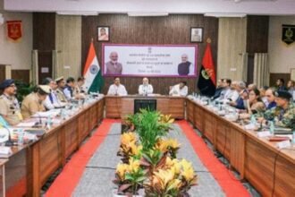 सीमावर्ती जिलों के लिए बनेगा 360° सुरक्षा ग्रिड, अमित शाह ने दिए निर्देश सीमावर्ती जिलों के लिए बनेगा 360° सुरक्षा ग्रिड, अमित शाह ने दिए निर्देश केन्द्रीय गृह एवं सहकारिता मंत्री अमित शाह ने राजस्थान के बीकानेर में सुरक्षा समीक्षा बैठक की अध्यक्षता की। बैठक में भारत-पाकिस्तान सीमा से सटे जिलों से जुड़े सुरक्षा संबंधी मुद्दों की विस्तृत समीक्षा की गई। इसमें राजस्थान के मुख्यमंत्री, राज्य सरकार के वरिष्ठ अधिकारियों तथा बीकानेर, जैसलमेर, बाड़मेर, श्रीगंगानगर और फलोदी के जिला मजिस्ट्रेट एवं पुलिस अधीक्षकों ने भाग लिया। बैठक में राज्य सरकार के साथ बेहतर समन्वय स्थापित करते हुए सीमा प्रबंधन को अधिक सशक्त और व्यापक बनाने पर जोर दिया गया। सीमावर्ती जिलों के लिए बनेगा 360° सुरक्षा फ्रेमवर्क बैठक में प्रत्येक सीमावर्ती जिले के लिए 360 डिग्री सुरक्षा फ्रेमवर्क तैयार करने का निर्णय लिया गया। इस एकीकृत प्रयास में स्थानीय नागरिकों, राज्य सरकार की मशीनरी और सभी संबंधित सुरक्षा एजेंसियों की सक्रिय भागीदारी सुनिश्चित की जाएगी, जिससे सीमा प्रबंधन को और अधिक मजबूत और प्रभावी बनाया जा सके। 15 किमी दायरे में अवैध निर्माण हटाने के निर्देश अमित शाह ने अवैध निर्माणों के खिलाफ जीरो टॉलरेंस नीति को सख्ती से लागू करने की आवश्यकता पर बल दिया। उन्होंने विशेष रूप से अंतरराष्ट्रीय सीमा से 0-15 किलोमीटर के दायरे में हो रहे अवैध निर्माणों को जमींदोज करने के निर्देश दिए। घुसपैठ और नारकोटिक्स तस्करी पर सख्ती गृह मंत्री ने सीमा सुरक्षा बल (बीएसएफ), केन्द्रीय प्रत्यक्ष कर बोर्ड (सीबीडीटी), नारकोटिक्स कंट्रोल ब्यूरो (एनसीबी) और राज्य सरकार की एजेंसियों के बीच समन्वित सीमा प्रबंधन रणनीति अपनाने पर जोर दिया। उन्होंने कहा कि घुसपैठ, नारकोटिक्स तस्करी, अतिक्रमण, आतंकी फंडिंग और अन्य सीमा-पार अपराधों पर प्रभावी शिकंजा कसा जाए। डीएम को दिए गए विशेष निर्देश अमित शाह ने जिला मजिस्ट्रेटों को निर्देश दिया कि वे सभी बैंकों में कानूनी एवं वित्तीय अनुपालन सुनिश्चित करें, बड़े व्यावसायिक प्रतिष्ठानों का सत्यापन करें और उनके फंडिंग स्रोतों की जांच करें। साथ ही म्यूल खातों, शेल कंपनियों और फर्जी आधार कार्डों की पहचान कर तस्करी पर प्रभावी नियंत्रण स्थापित किया जाए। साइबर अपराध और नए कानूनों पर फोकस बैठक में साइबर अपराधों की रोकथाम के लिए ‘1930’ कॉल सेंटर के प्रभावी उपयोग पर जोर दिया गया। इसके अलावा क्षेत्र में कानून व्यवस्था और न्यायिक प्रक्रियाओं को मजबूत करने के लिए तीन नए आपराधिक कानूनों के प्रभावी क्रियान्वयन के निर्देश भी दिए गए। सीमावर्ती गांवों में योजनाओं का 100% सैचुरेशन लक्ष्य बैठक के दौरान वाइब्रेंट विलेज प्रोग्राम-II (VVP-II) के प्रभावी क्रियान्वयन पर विशेष बल दिया गया। इसके तहत अंतिम छोर तक सुशासन पहुंचाने, आर्थिक अपराधों पर रोक लगाने, बुनियादी ढांचे की कमी दूर करने और सीमावर्ती आबादी को सहयोग उपलब्ध कराने पर जोर दिया गया। साथ ही सीमावर्ती गांवों में सभी सरकारी योजनाओं का 100% सैचुरेशन सुनिश्चित करने की बात कही गई। मोदी सरकार की सीमा सुरक्षा पर विशेष प्राथमिकता बैठक में कहा गया कि नरेन्द्र मोदी के नेतृत्व में भारत सरकार अंतरराष्ट्रीय सीमाओं पर सर्वोच्च स्तर की सुरक्षा सुनिश्चित करने के लिए प्रतिबद्ध है। साथ ही केन्द्रीय और राज्य एजेंसियों के बीच बेहतर समन्वय बढ़ाकर सीमावर्ती क्षेत्रों के समग्र विकास और सुरक्षा को मजबूत करने पर जोर दिया गया।