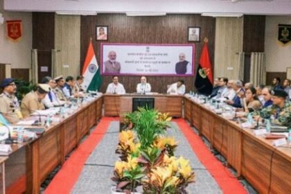 सीमावर्ती जिलों के लिए बनेगा 360° सुरक्षा ग्रिड, अमित शाह ने दिए निर्देश सीमावर्ती जिलों के लिए बनेगा 360° सुरक्षा ग्रिड, अमित शाह ने दिए निर्देश केन्द्रीय गृह एवं सहकारिता मंत्री अमित शाह ने राजस्थान के बीकानेर में सुरक्षा समीक्षा बैठक की अध्यक्षता की। बैठक में भारत-पाकिस्तान सीमा से सटे जिलों से जुड़े सुरक्षा संबंधी मुद्दों की विस्तृत समीक्षा की गई। इसमें राजस्थान के मुख्यमंत्री, राज्य सरकार के वरिष्ठ अधिकारियों तथा बीकानेर, जैसलमेर, बाड़मेर, श्रीगंगानगर और फलोदी के जिला मजिस्ट्रेट एवं पुलिस अधीक्षकों ने भाग लिया। बैठक में राज्य सरकार के साथ बेहतर समन्वय स्थापित करते हुए सीमा प्रबंधन को अधिक सशक्त और व्यापक बनाने पर जोर दिया गया। सीमावर्ती जिलों के लिए बनेगा 360° सुरक्षा फ्रेमवर्क बैठक में प्रत्येक सीमावर्ती जिले के लिए 360 डिग्री सुरक्षा फ्रेमवर्क तैयार करने का निर्णय लिया गया। इस एकीकृत प्रयास में स्थानीय नागरिकों, राज्य सरकार की मशीनरी और सभी संबंधित सुरक्षा एजेंसियों की सक्रिय भागीदारी सुनिश्चित की जाएगी, जिससे सीमा प्रबंधन को और अधिक मजबूत और प्रभावी बनाया जा सके। 15 किमी दायरे में अवैध निर्माण हटाने के निर्देश अमित शाह ने अवैध निर्माणों के खिलाफ जीरो टॉलरेंस नीति को सख्ती से लागू करने की आवश्यकता पर बल दिया। उन्होंने विशेष रूप से अंतरराष्ट्रीय सीमा से 0-15 किलोमीटर के दायरे में हो रहे अवैध निर्माणों को जमींदोज करने के निर्देश दिए। घुसपैठ और नारकोटिक्स तस्करी पर सख्ती गृह मंत्री ने सीमा सुरक्षा बल (बीएसएफ), केन्द्रीय प्रत्यक्ष कर बोर्ड (सीबीडीटी), नारकोटिक्स कंट्रोल ब्यूरो (एनसीबी) और राज्य सरकार की एजेंसियों के बीच समन्वित सीमा प्रबंधन रणनीति अपनाने पर जोर दिया। उन्होंने कहा कि घुसपैठ, नारकोटिक्स तस्करी, अतिक्रमण, आतंकी फंडिंग और अन्य सीमा-पार अपराधों पर प्रभावी शिकंजा कसा जाए। डीएम को दिए गए विशेष निर्देश अमित शाह ने जिला मजिस्ट्रेटों को निर्देश दिया कि वे सभी बैंकों में कानूनी एवं वित्तीय अनुपालन सुनिश्चित करें, बड़े व्यावसायिक प्रतिष्ठानों का सत्यापन करें और उनके फंडिंग स्रोतों की जांच करें। साथ ही म्यूल खातों, शेल कंपनियों और फर्जी आधार कार्डों की पहचान कर तस्करी पर प्रभावी नियंत्रण स्थापित किया जाए। साइबर अपराध और नए कानूनों पर फोकस बैठक में साइबर अपराधों की रोकथाम के लिए ‘1930’ कॉल सेंटर के प्रभावी उपयोग पर जोर दिया गया। इसके अलावा क्षेत्र में कानून व्यवस्था और न्यायिक प्रक्रियाओं को मजबूत करने के लिए तीन नए आपराधिक कानूनों के प्रभावी क्रियान्वयन के निर्देश भी दिए गए। सीमावर्ती गांवों में योजनाओं का 100% सैचुरेशन लक्ष्य बैठक के दौरान वाइब्रेंट विलेज प्रोग्राम-II (VVP-II) के प्रभावी क्रियान्वयन पर विशेष बल दिया गया। इसके तहत अंतिम छोर तक सुशासन पहुंचाने, आर्थिक अपराधों पर रोक लगाने, बुनियादी ढांचे की कमी दूर करने और सीमावर्ती आबादी को सहयोग उपलब्ध कराने पर जोर दिया गया। साथ ही सीमावर्ती गांवों में सभी सरकारी योजनाओं का 100% सैचुरेशन सुनिश्चित करने की बात कही गई। मोदी सरकार की सीमा सुरक्षा पर विशेष प्राथमिकता बैठक में कहा गया कि नरेन्द्र मोदी के नेतृत्व में भारत सरकार अंतरराष्ट्रीय सीमाओं पर सर्वोच्च स्तर की सुरक्षा सुनिश्चित करने के लिए प्रतिबद्ध है। साथ ही केन्द्रीय और राज्य एजेंसियों के बीच बेहतर समन्वय बढ़ाकर सीमावर्ती क्षेत्रों के समग्र विकास और सुरक्षा को मजबूत करने पर जोर दिया गया।