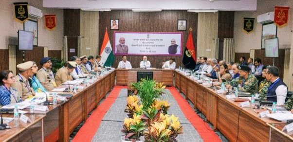 सीमावर्ती जिलों के लिए बनेगा 360° सुरक्षा ग्रिड, अमित शाह ने दिए निर्देश सीमावर्ती जिलों के लिए बनेगा 360° सुरक्षा ग्रिड, अमित शाह ने दिए निर्देश केन्द्रीय गृह एवं सहकारिता मंत्री अमित शाह ने राजस्थान के बीकानेर में सुरक्षा समीक्षा बैठक की अध्यक्षता की। बैठक में भारत-पाकिस्तान सीमा से सटे जिलों से जुड़े सुरक्षा संबंधी मुद्दों की विस्तृत समीक्षा की गई। इसमें राजस्थान के मुख्यमंत्री, राज्य सरकार के वरिष्ठ अधिकारियों तथा बीकानेर, जैसलमेर, बाड़मेर, श्रीगंगानगर और फलोदी के जिला मजिस्ट्रेट एवं पुलिस अधीक्षकों ने भाग लिया। बैठक में राज्य सरकार के साथ बेहतर समन्वय स्थापित करते हुए सीमा प्रबंधन को अधिक सशक्त और व्यापक बनाने पर जोर दिया गया। सीमावर्ती जिलों के लिए बनेगा 360° सुरक्षा फ्रेमवर्क बैठक में प्रत्येक सीमावर्ती जिले के लिए 360 डिग्री सुरक्षा फ्रेमवर्क तैयार करने का निर्णय लिया गया। इस एकीकृत प्रयास में स्थानीय नागरिकों, राज्य सरकार की मशीनरी और सभी संबंधित सुरक्षा एजेंसियों की सक्रिय भागीदारी सुनिश्चित की जाएगी, जिससे सीमा प्रबंधन को और अधिक मजबूत और प्रभावी बनाया जा सके। 15 किमी दायरे में अवैध निर्माण हटाने के निर्देश अमित शाह ने अवैध निर्माणों के खिलाफ जीरो टॉलरेंस नीति को सख्ती से लागू करने की आवश्यकता पर बल दिया। उन्होंने विशेष रूप से अंतरराष्ट्रीय सीमा से 0-15 किलोमीटर के दायरे में हो रहे अवैध निर्माणों को जमींदोज करने के निर्देश दिए। घुसपैठ और नारकोटिक्स तस्करी पर सख्ती गृह मंत्री ने सीमा सुरक्षा बल (बीएसएफ), केन्द्रीय प्रत्यक्ष कर बोर्ड (सीबीडीटी), नारकोटिक्स कंट्रोल ब्यूरो (एनसीबी) और राज्य सरकार की एजेंसियों के बीच समन्वित सीमा प्रबंधन रणनीति अपनाने पर जोर दिया। उन्होंने कहा कि घुसपैठ, नारकोटिक्स तस्करी, अतिक्रमण, आतंकी फंडिंग और अन्य सीमा-पार अपराधों पर प्रभावी शिकंजा कसा जाए। डीएम को दिए गए विशेष निर्देश अमित शाह ने जिला मजिस्ट्रेटों को निर्देश दिया कि वे सभी बैंकों में कानूनी एवं वित्तीय अनुपालन सुनिश्चित करें, बड़े व्यावसायिक प्रतिष्ठानों का सत्यापन करें और उनके फंडिंग स्रोतों की जांच करें। साथ ही म्यूल खातों, शेल कंपनियों और फर्जी आधार कार्डों की पहचान कर तस्करी पर प्रभावी नियंत्रण स्थापित किया जाए। साइबर अपराध और नए कानूनों पर फोकस बैठक में साइबर अपराधों की रोकथाम के लिए ‘1930’ कॉल सेंटर के प्रभावी उपयोग पर जोर दिया गया। इसके अलावा क्षेत्र में कानून व्यवस्था और न्यायिक प्रक्रियाओं को मजबूत करने के लिए तीन नए आपराधिक कानूनों के प्रभावी क्रियान्वयन के निर्देश भी दिए गए। सीमावर्ती गांवों में योजनाओं का 100% सैचुरेशन लक्ष्य बैठक के दौरान वाइब्रेंट विलेज प्रोग्राम-II (VVP-II) के प्रभावी क्रियान्वयन पर विशेष बल दिया गया। इसके तहत अंतिम छोर तक सुशासन पहुंचाने, आर्थिक अपराधों पर रोक लगाने, बुनियादी ढांचे की कमी दूर करने और सीमावर्ती आबादी को सहयोग उपलब्ध कराने पर जोर दिया गया। साथ ही सीमावर्ती गांवों में सभी सरकारी योजनाओं का 100% सैचुरेशन सुनिश्चित करने की बात कही गई। मोदी सरकार की सीमा सुरक्षा पर विशेष प्राथमिकता बैठक में कहा गया कि नरेन्द्र मोदी के नेतृत्व में भारत सरकार अंतरराष्ट्रीय सीमाओं पर सर्वोच्च स्तर की सुरक्षा सुनिश्चित करने के लिए प्रतिबद्ध है। साथ ही केन्द्रीय और राज्य एजेंसियों के बीच बेहतर समन्वय बढ़ाकर सीमावर्ती क्षेत्रों के समग्र विकास और सुरक्षा को मजबूत करने पर जोर दिया गया।