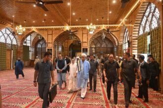 ईद-उल-अजहा की तैयारियों का निरीक्षण: हज़रतबल दरगाह पहुंचे अधिकारी, व्यवस्थाओं को लेकर दिए सख्त निर्देश