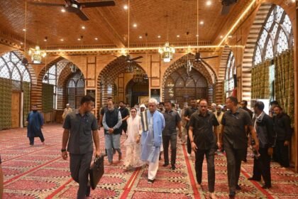 ईद-उल-अजहा की तैयारियों का निरीक्षण: हज़रतबल दरगाह पहुंचे अधिकारी, व्यवस्थाओं को लेकर दिए सख्त निर्देश