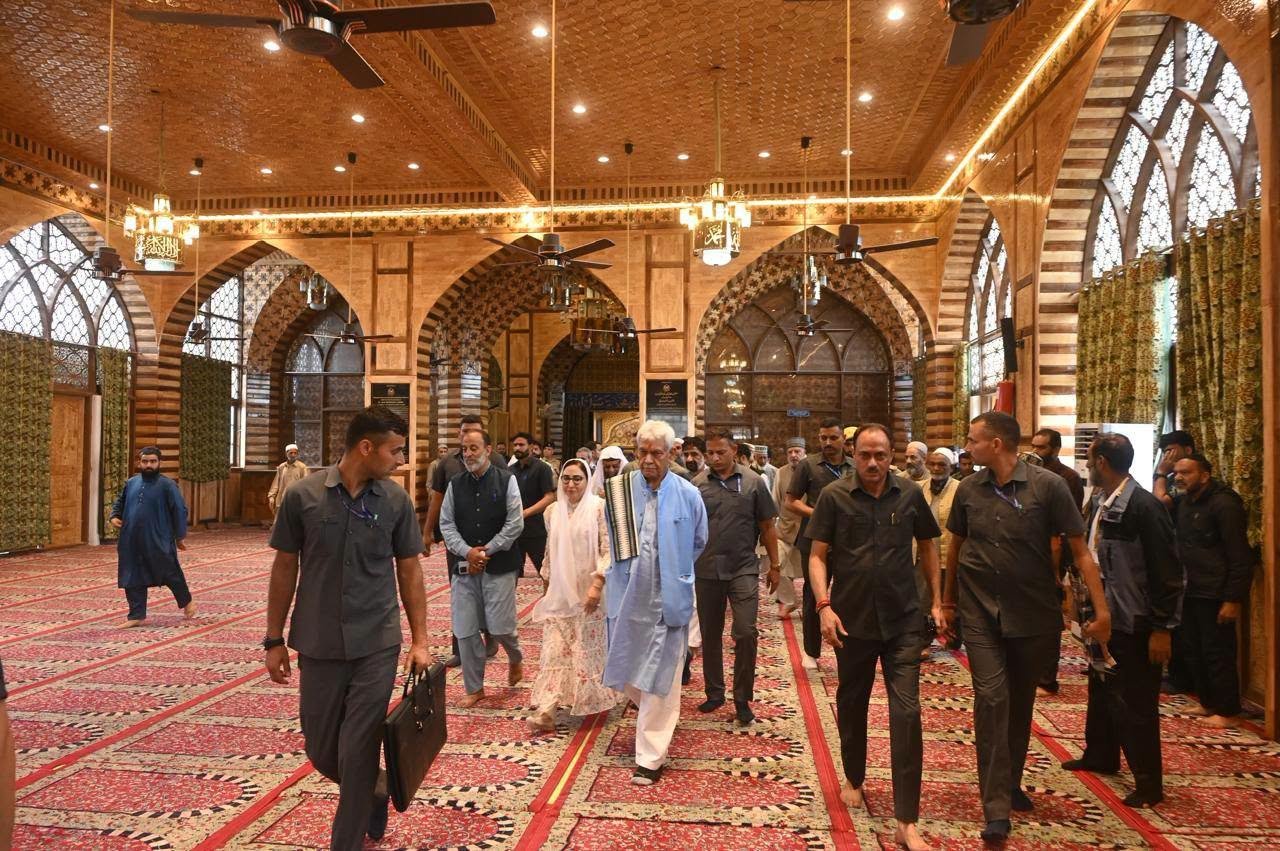 ईद-उल-अजहा की तैयारियों का निरीक्षण: हज़रतबल दरगाह पहुंचे अधिकारी, व्यवस्थाओं को लेकर दिए सख्त निर्देश