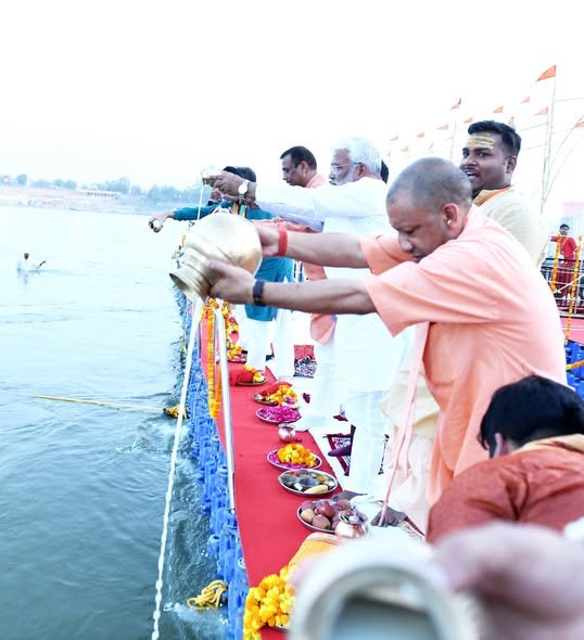 माँ गंगा के पावन अवतरण दिवस 'गंगा दशहरा' के पुण्य अवसर पर आज तीर्थराज प्रयाग में संगम तट पर भगवती माँ गंगा के दर्शन-पूजन एवं आरती का परम सौभाग्य प्राप्त हुआ।