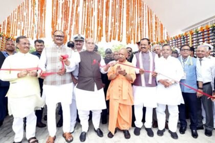 जब हमारे वीर सैनिक राष्ट्र की सुरक्षा के लिए पूर्ण समर्पण, साहस और अनुशासन के साथ अपने कर्तव्यों का निर्वहन करते हैं, तब प्रत्येक नागरिक का भी दायित्व बनता है कि वह उनके प्रति सम्मान एवं कृतज्ञता का भाव रखे।