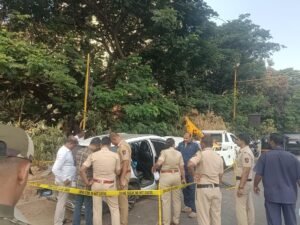 सिवुड्स ट्रैफिक शाखा की सतर्कता से बड़ा खुलासा; दुर्घटनाग्रस्त कार से अफीम, पिस्तौल और केमिकल बरामद