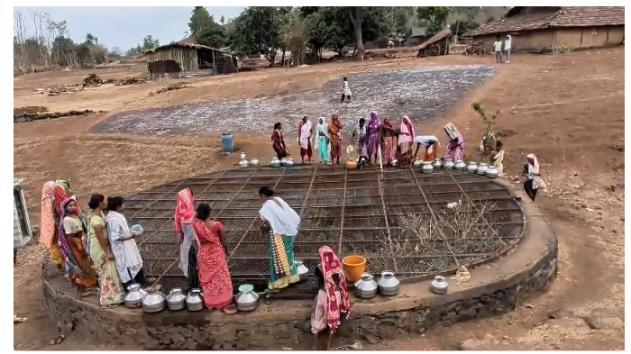 नासिक में भीषण जल संकट: महिलाएं मीलों पैदल ढो रही पानी, ग्रामीणों की हालत गंभीर