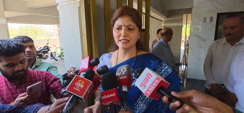रेपिस्ट अशोक खरात के ट्रस्ट की सदस्य और पूर्व महाराष्ट्र राज्य महिला आयोग के अध्यक्ष रूपाली चाकणकर से नासिक में SIT ने चार घंटे लंबी पूछताछ की