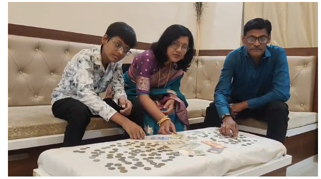 नासिक के 14 साल के एक छात्र धीरज काले के पास 130 से अधिक देशो की करेंसी और सिक्कों का कलेक्शन