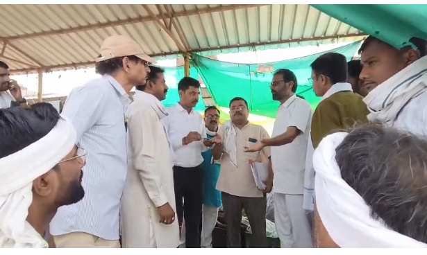 टीकमगढ़ की पुरानी नजाई मंडी का जिला कलेक्टर ने किया निरीक्षण, व्यवस्थाओं में सुधार के दिए निर्देश