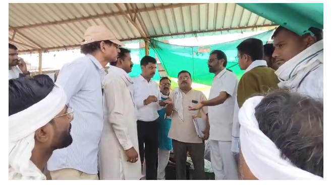 टीकमगढ़ की पुरानी नजाई मंडी का जिला कलेक्टर ने किया निरीक्षण, व्यवस्थाओं में सुधार के दिए निर्देश