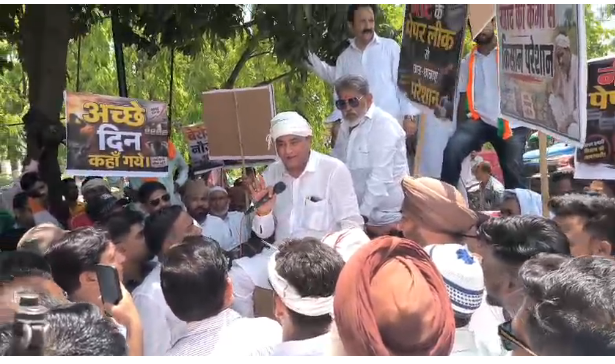 रामपुर-बिलासपुर में कांग्रेस का अनोखा विरोध प्रदर्शन, पूर्व विधायक संजय कपूर ने भैंसा गाड़ी पर बैठकर जताया विरोध