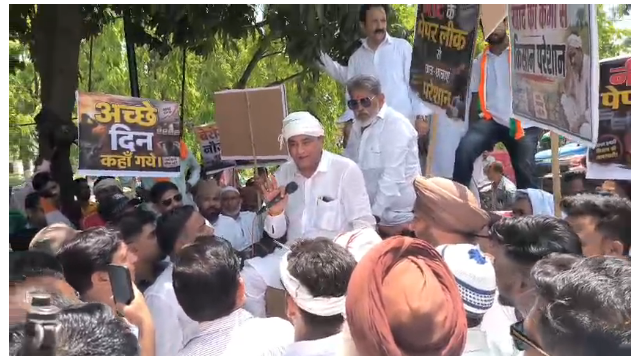 रामपुर-बिलासपुर में कांग्रेस का अनोखा विरोध प्रदर्शन, पूर्व विधायक संजय कपूर ने भैंसा गाड़ी पर बैठकर जताया विरोध