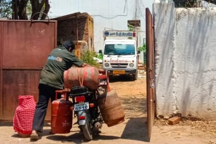 देश में ईंधन की आपूर्ति सामान्य, बीते 3 दिनों में 1.47 करोड़ एलपीजी सिलेंडर डिलीवर हुए