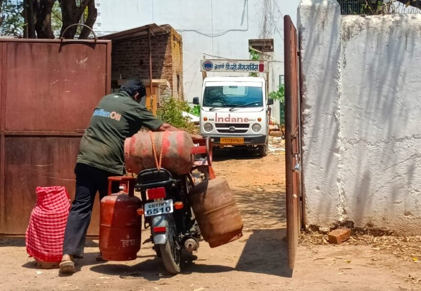 देश में ईंधन की आपूर्ति सामान्य, बीते 3 दिनों में 1.47 करोड़ एलपीजी सिलेंडर डिलीवर हुए