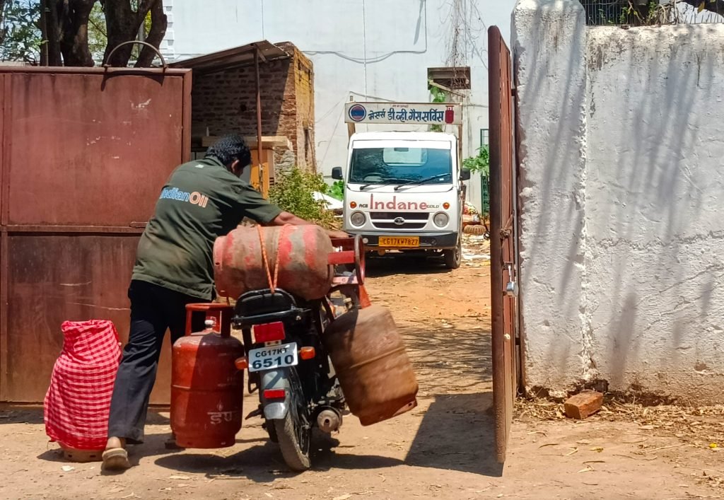 देश में ईंधन की आपूर्ति सामान्य, बीते 3 दिनों में 1.47 करोड़ एलपीजी सिलेंडर डिलीवर हुए