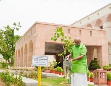 विश्व पर्यावरण दिवस पर उपराष्ट्रपति ने की ‘एक पेड़ मां के नाम’ अभियान से जुड़ने की अपील