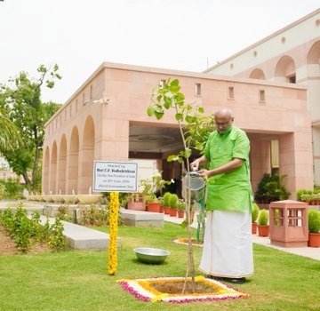 विश्व पर्यावरण दिवस पर उपराष्ट्रपति ने की ‘एक पेड़ मां के नाम’ अभियान से जुड़ने की अपील