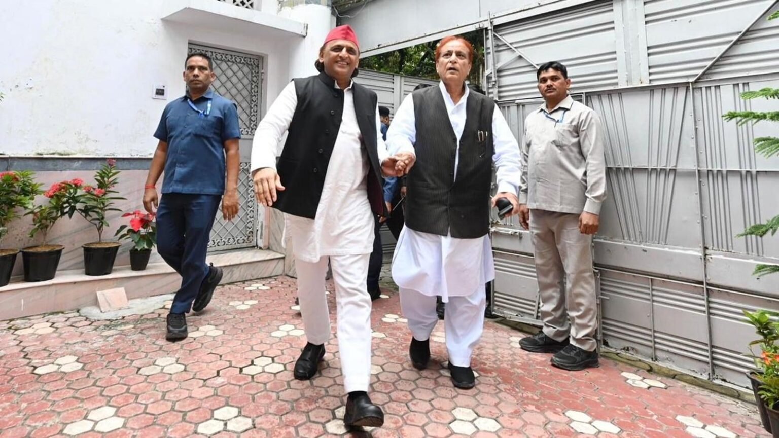 ब्रेकिंग न्यूज़ रामपुर समाजवादी पार्टी के वरिष्ठ नेता जयदेव सिंह यदुवंशी ने मीडिया से वार्ता कर भारतीय जनता पार्टी पर निशान साधा कहा भाजपा ने जनता से जो भी वादे किए वो पूरे नहीं किये यह सरकार फेलियर सरकार है।