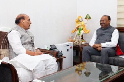 नागपुर जिले के कामठी कैंटोनमेंट क्षेत्र की विभिन्न नागरिक समस्याओं तथा इस क्षेत्र को येरखेडा नगर पंचायत में शामिल करने के संबंध में देश के रक्षा मंत्री आदरणीय श्री. Rajnath Singh जी से दिल्ली स्थित उनके निवास पर शिष्टाचार भेंट की।