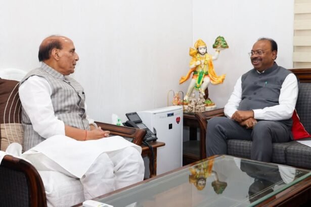नागपुर जिले के कामठी कैंटोनमेंट क्षेत्र की विभिन्न नागरिक समस्याओं तथा इस क्षेत्र को येरखेडा नगर पंचायत में शामिल करने के संबंध में देश के रक्षा मंत्री आदरणीय श्री. Rajnath Singh जी से दिल्ली स्थित उनके निवास पर शिष्टाचार भेंट की।