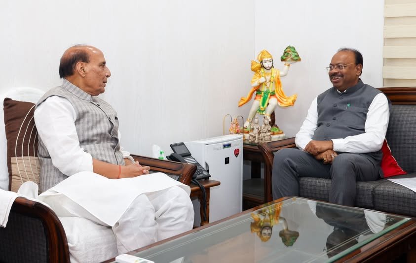 नागपुर जिले के कामठी कैंटोनमेंट क्षेत्र की विभिन्न नागरिक समस्याओं तथा इस क्षेत्र को येरखेडा नगर पंचायत में शामिल करने के संबंध में देश के रक्षा मंत्री आदरणीय श्री. Rajnath Singh जी से दिल्ली स्थित उनके निवास पर शिष्टाचार भेंट की।