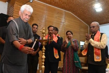 श्रीनगर में महान शिक्षाविद और राष्ट्रनिर्माता Madan Mohan Malaviya जी के संकलित लेखों के ई-एडिशन का भव्य शुभारंभ किया गया। इस अवसर पर वक्ताओं ने महात्मा मालवीय जी के विचारों को आज के दौर में भी बेहद प्रासंगिक बताया।