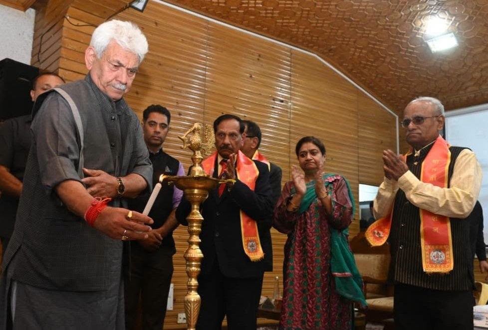 श्रीनगर में महान शिक्षाविद और राष्ट्रनिर्माता Madan Mohan Malaviya जी के संकलित लेखों के ई-एडिशन का भव्य शुभारंभ किया गया। इस अवसर पर वक्ताओं ने महात्मा मालवीय जी के विचारों को आज के दौर में भी बेहद प्रासंगिक बताया।