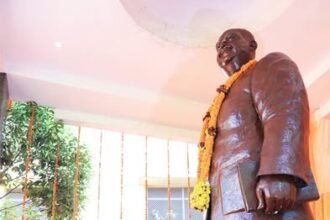 भारतीय जनसंघ के संस्थापक अध्यक्ष डॉ. श्यामा प्रसाद मुखर्जी जी के बलिदान दिवस पर आज लखनऊ में उनकी प्रतिमा पर पुष्प अर्पित कर श्रद्धांजलि दी।