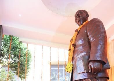 भारतीय जनसंघ के संस्थापक अध्यक्ष डॉ. श्यामा प्रसाद मुखर्जी जी के बलिदान दिवस पर आज लखनऊ में उनकी प्रतिमा पर पुष्प अर्पित कर श्रद्धांजलि दी।