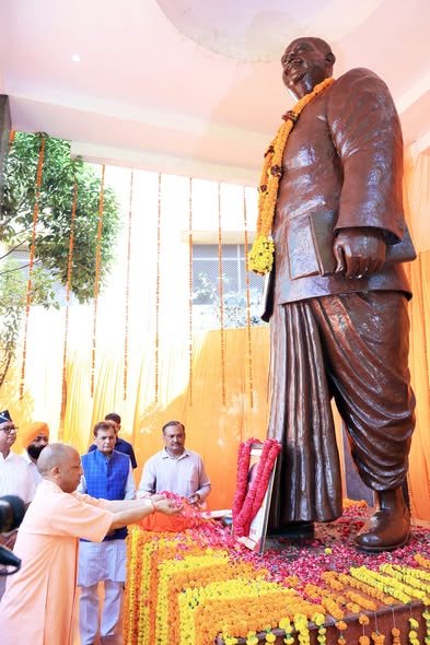 भारतीय जनसंघ के संस्थापक अध्यक्ष डॉ. श्यामा प्रसाद मुखर्जी जी के बलिदान दिवस पर आज लखनऊ में उनकी प्रतिमा पर पुष्प अर्पित कर श्रद्धांजलि दी।