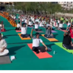 नासिक मे योगा दिवस पर महाराष्ट्र के जल संसाधन और सिंहस्थ कुंभ मंत्री गिरीश महाजन के साथ नासिककर ने योगाकर अच्छे स्वास्थ्य का लिया संकल्प
