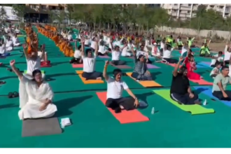 नासिक मे योगा दिवस पर महाराष्ट्र के जल संसाधन और सिंहस्थ कुंभ मंत्री गिरीश महाजन के साथ नासिककर ने योगाकर अच्छे स्वास्थ्य का लिया संकल्प