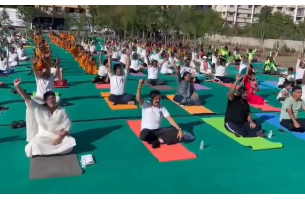 नासिक मे योगा दिवस पर महाराष्ट्र के जल संसाधन और सिंहस्थ कुंभ मंत्री गिरीश महाजन के साथ नासिककर ने योगाकर अच्छे स्वास्थ्य का लिया संकल्प
