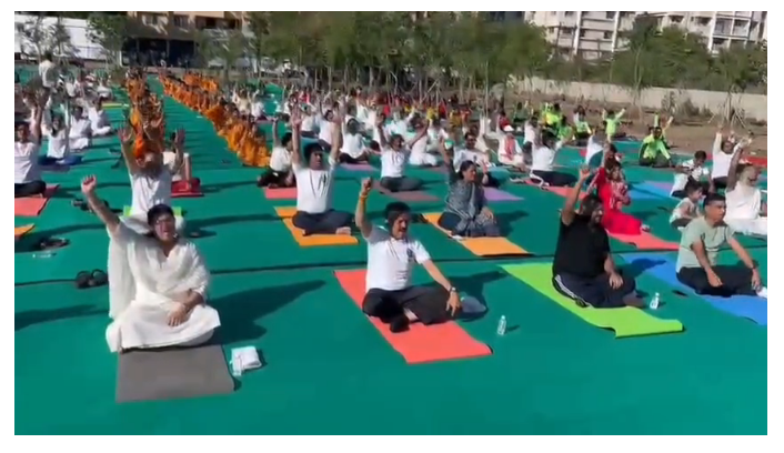 नासिक मे योगा दिवस पर महाराष्ट्र के जल संसाधन और सिंहस्थ कुंभ मंत्री गिरीश महाजन के साथ नासिककर ने योगाकर अच्छे स्वास्थ्य का लिया संकल्प