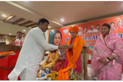 टीकमगढ़ में भारतीय जनता पार्टी महिला मोर्चा की प्रदेश अध्यक्ष एडवोकेट अश्विनी परांजपे राजवाड़े के स्वागत में भव्य कार्यक्रम आयोजित किया गया। इस दौरान उन्होंने भाजपा की कार्यकर्ता-आधारित संस्कृति की सराहना करते हुए कहा कि पार्टी में सामान्य कार्यकर्ता को भी शीर्ष नेतृत्व तक पहुंचने का अवसर मिलता है।