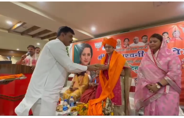 टीकमगढ़ में भारतीय जनता पार्टी महिला मोर्चा की प्रदेश अध्यक्ष एडवोकेट अश्विनी परांजपे राजवाड़े के स्वागत में भव्य कार्यक्रम आयोजित किया गया। इस दौरान उन्होंने भाजपा की कार्यकर्ता-आधारित संस्कृति की सराहना करते हुए कहा कि पार्टी में सामान्य कार्यकर्ता को भी शीर्ष नेतृत्व तक पहुंचने का अवसर मिलता है।