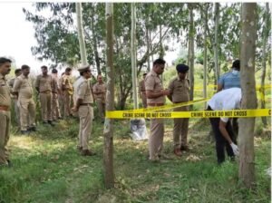रामपुर/ खेत में मिला युवक का शव खंडिया चौराहे से 200 मीटर दूर ग्रामीणों ने देखा, फोरेंसिक टीम ने जुटाए साक्ष्य।