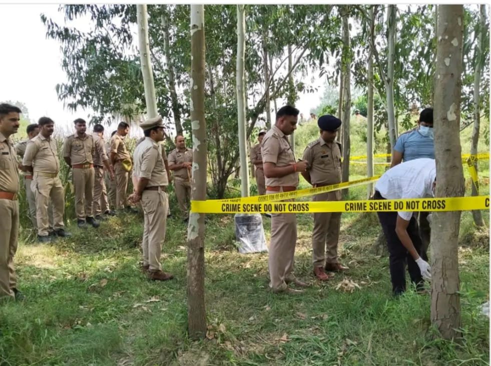रामपुर/ खेत में मिला युवक का शव खंडिया चौराहे से 200 मीटर दूर ग्रामीणों ने देखा, फोरेंसिक टीम ने जुटाए साक्ष्य।