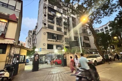 प्रेमिका के साथ घूमने आए युवक ने इमारत की छत से कूदकर की आत्महत्या